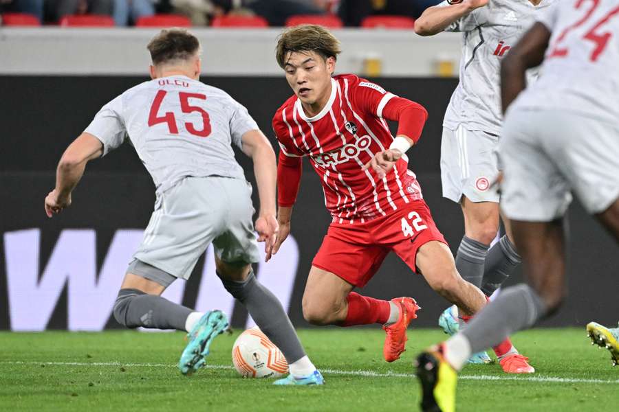 Ritsu Doan in actie bij zijn huidige club SC Freiburg