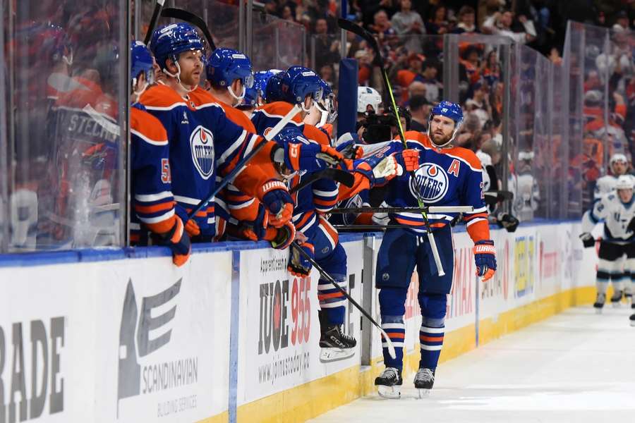 NHL-Superstar Leon Draisaitl klatscht mit den Teamkollegen der Edmonton Oilers ab.