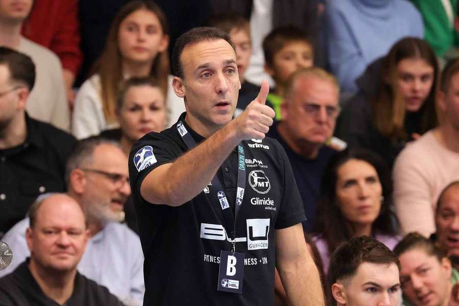Daumen hoch von Trainer Roberto Garcia Parrondo.