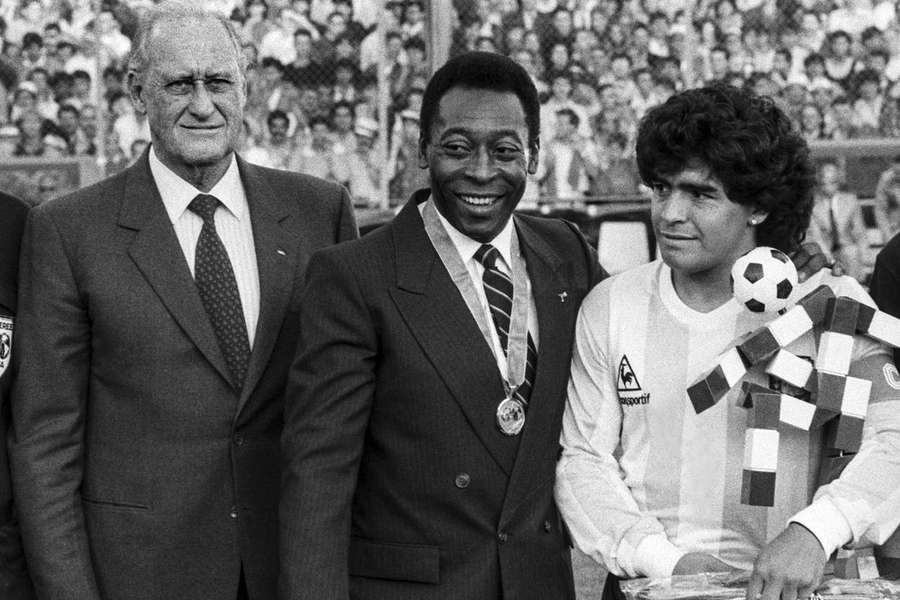 Pelé v spoločnosti Diega Maradonu a bývalého prezidenta FIFA Havelangea.