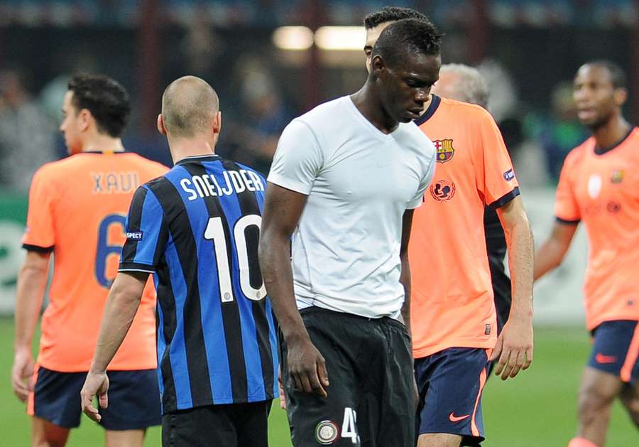 Balotelli esce dal campo durante Inter-Barcellona