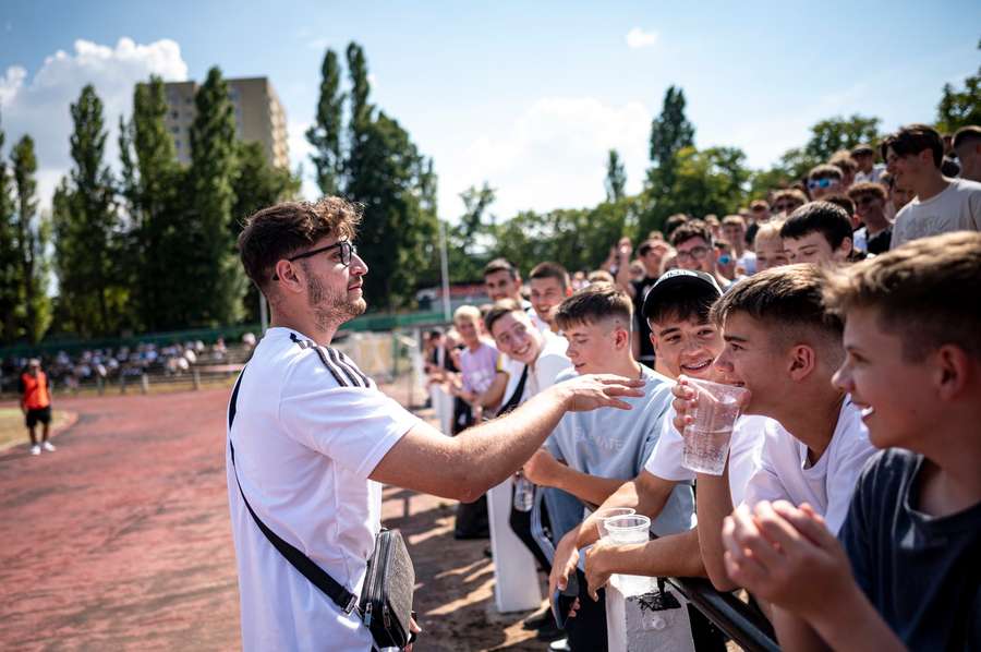 Influencer Elias Nerlich (po lewej) jest założycielem i mózgiem Delay Sports.