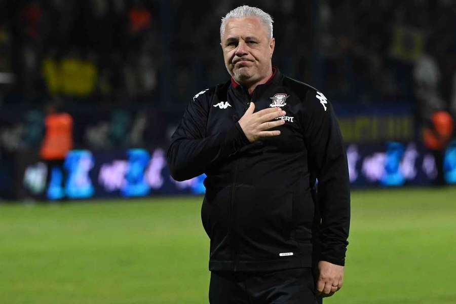 Marius Șumudică salută galeria Rapidului