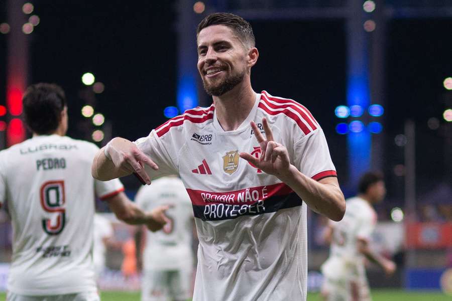 Jorginho abriu o placar para o Flamengo cobrando pênalti Jorginho abriu o placar para o Flamengo cobrando pênalti