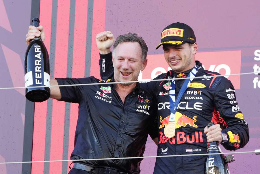 Christian Horner en Max Verstappen samen op het podium in Japan