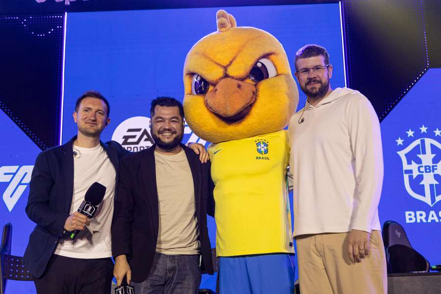 James Salmon, diretor de marketing e parcerias da EA, Rodrigol, Canarinho e o diretor de marketing de Seleções da CBF, Bernardo Bessa