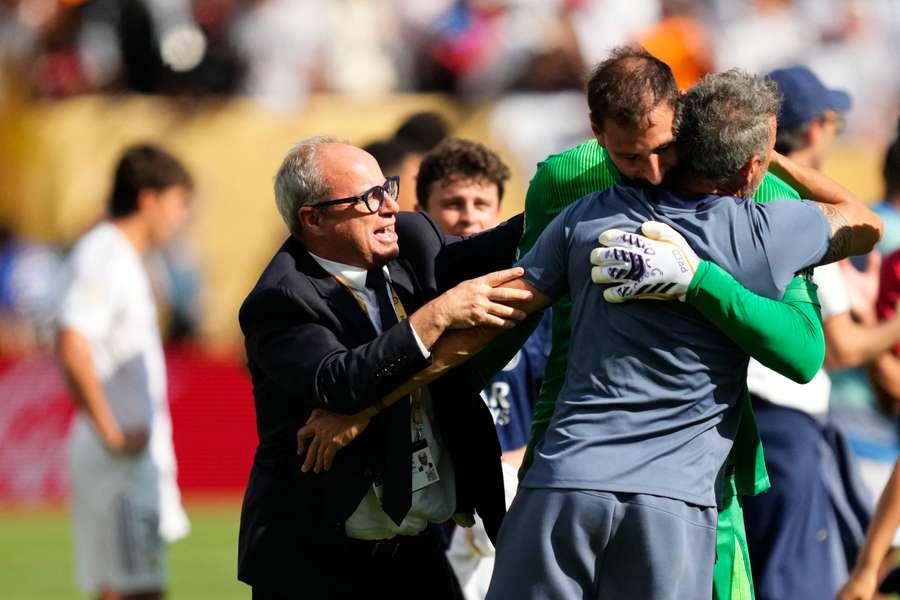 L'ultimo abbraccio tra Donnarumma e Luis Enrique