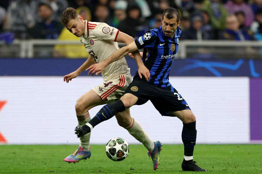 Josip Stanisic de la Bayern Munchen în acțiune cu Henrikh Mkhitaryan de la Inter Milano