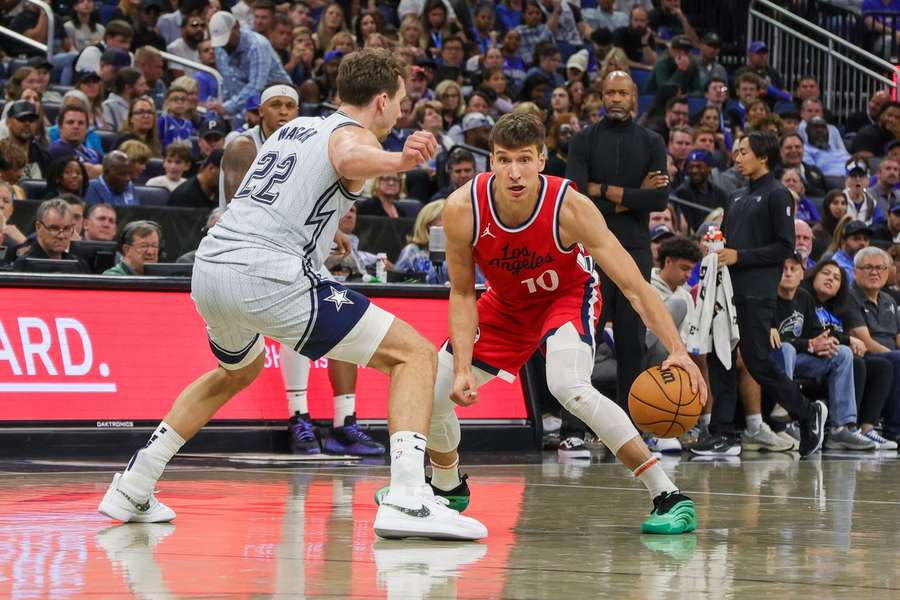 Franz Wagner im Duell mit Bogdan Bogdanovic.