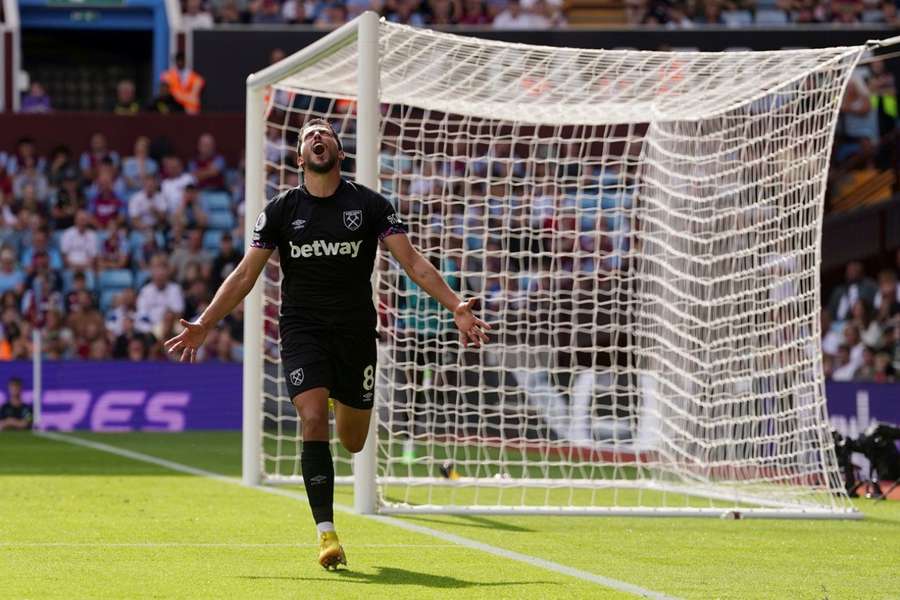 Pablo Fornals slaví gól, kterým ve Villa Parku rozhodl o první výhře West Hamu v sezoně.