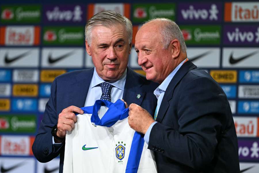 Ancelotti recebe jaqueta histórica da Seleção Brasileira das mãos de Felipão Ancelotti recebe jaqueta histórica da Seleção Brasileira das mãos de Felipão