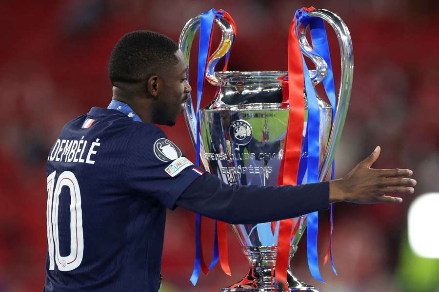 Dembélé  feiert mit der Trophäe der Königsklasse