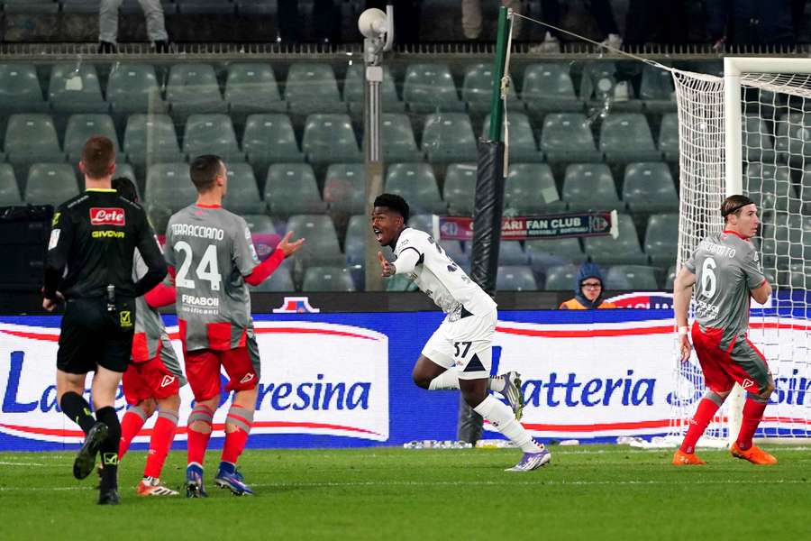Yael Trepy, del Cagliari, celebra el gol del empate en los minutos finales