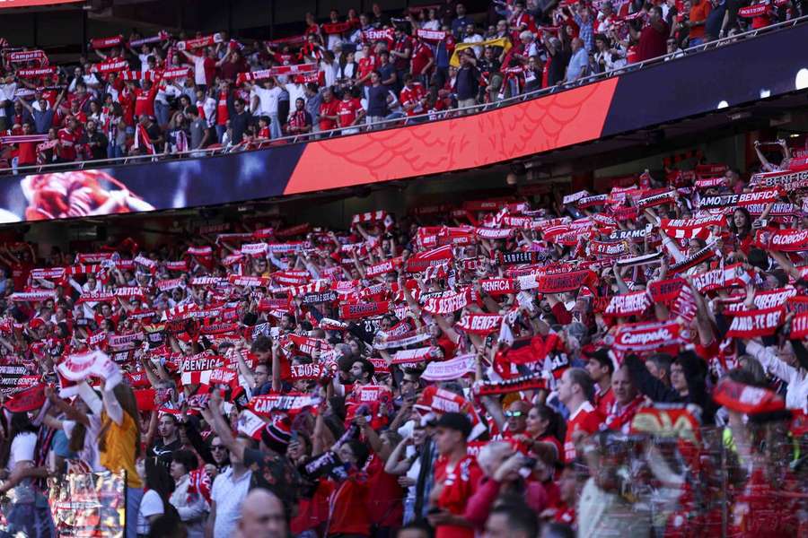 Benfica SAD alerta investidores para riscos desportivos, financeiros e judiciais