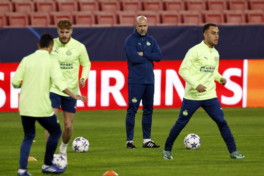 Peter Bosz kijkt toe tijdens de training van afgelopen dinsdag