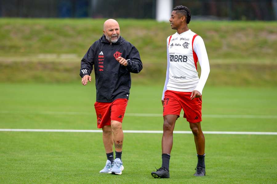 Sampaoli com Bruno Henrique no Ninho