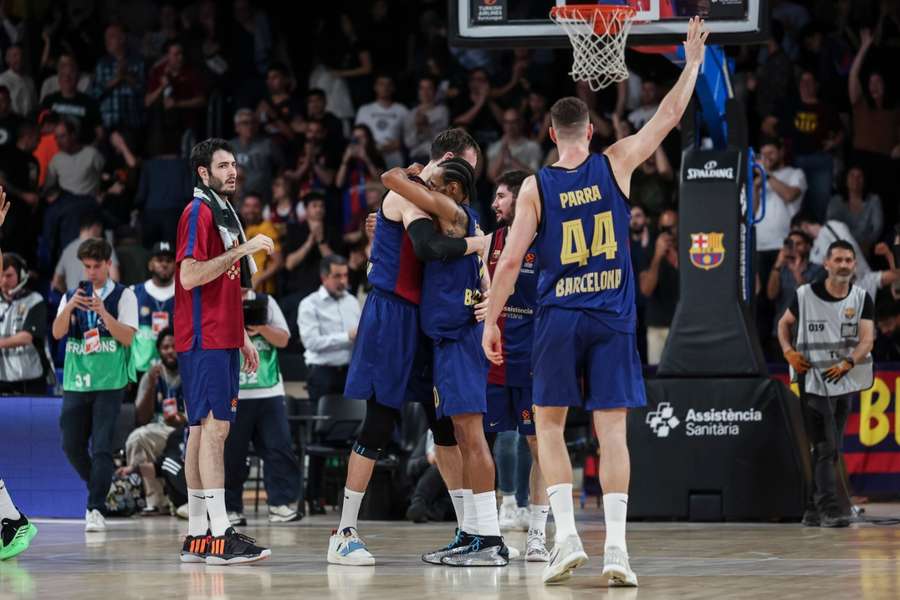 Los jugadores del Barça celebran su victoria en Euroliga ante la Virtus Bolonia