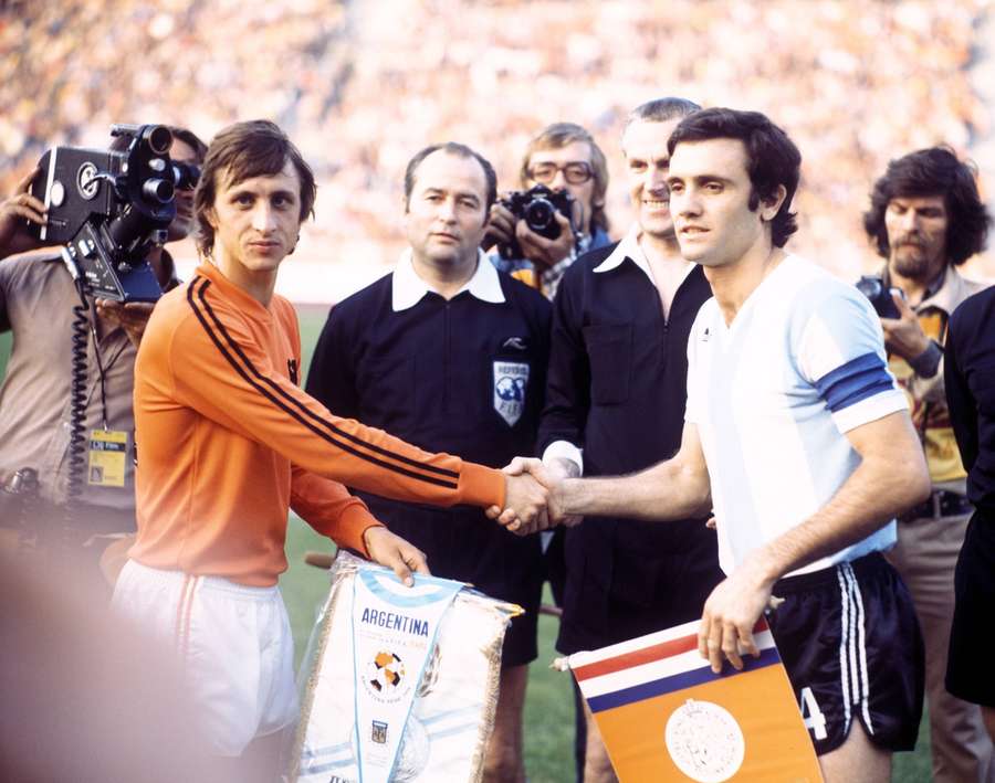 Johan Cruyff wearing a two-striped Adidas kit agains Argentina during the 1974 FIFA World Cup