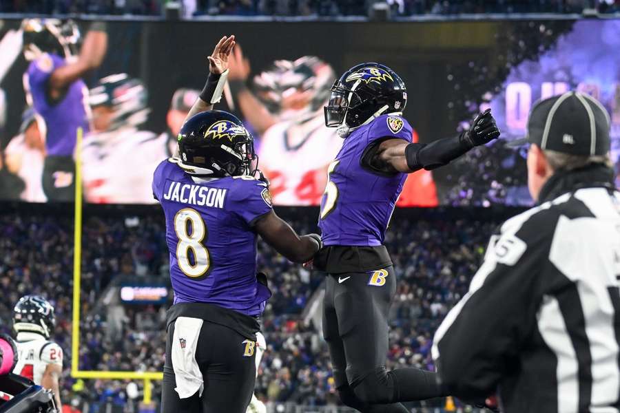 Lamar Jackson (l.) bejubelt den Touchdown von Nelson Agholor (r.)