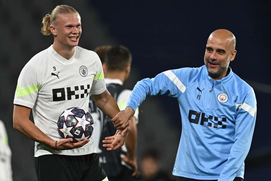 Erling Haaland e Pep Guardiola durante treinamento nesta sexta-feira (9)