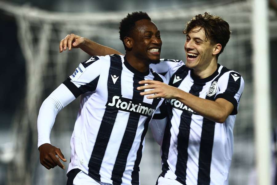 Jucătorii lui PAOK sărbătorescu un gol