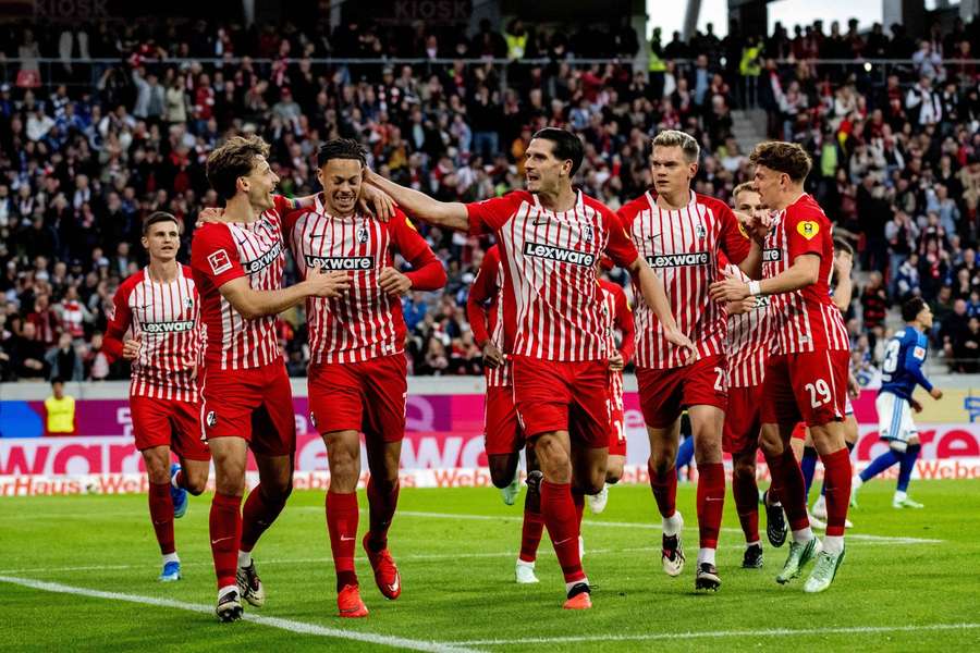 Fotbalisté Freiburgu vedou Bundesligu.
