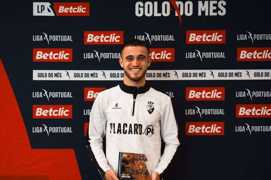 Miguel Menino com o prémio de golo do mês Miguel Menino com o prémio de golo do mês