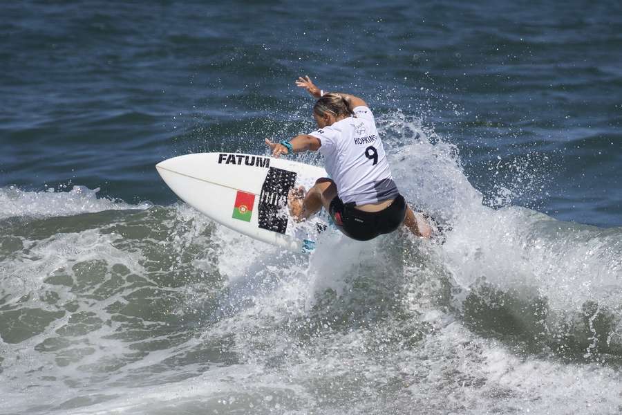 A surfista olímpica portuguesa Yolanda Hopkins carimbou a qualificação para os Jogos Olímpicos Paris 2024