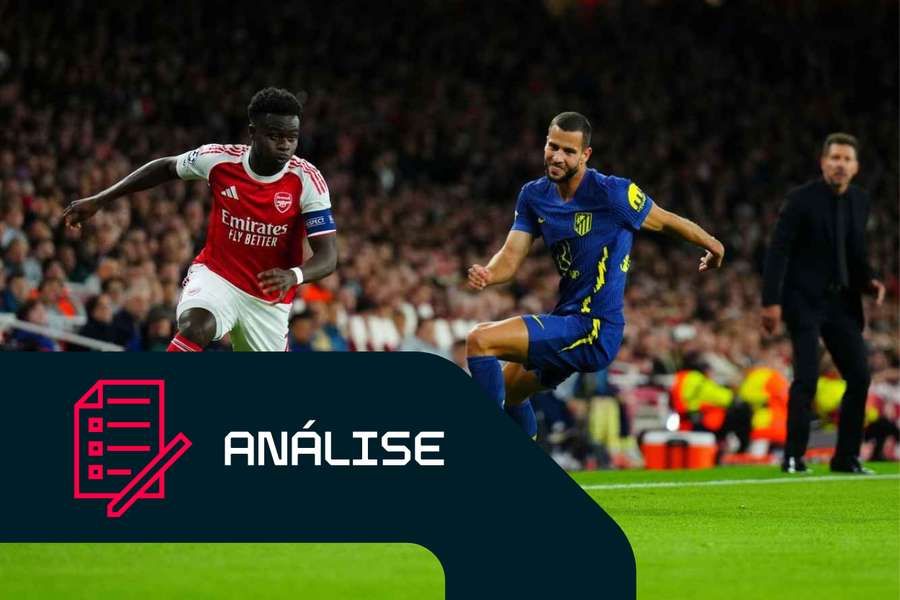 Bukayo Saka, do Arsenal, passa por David Hancko, do Atlético de Madrid
