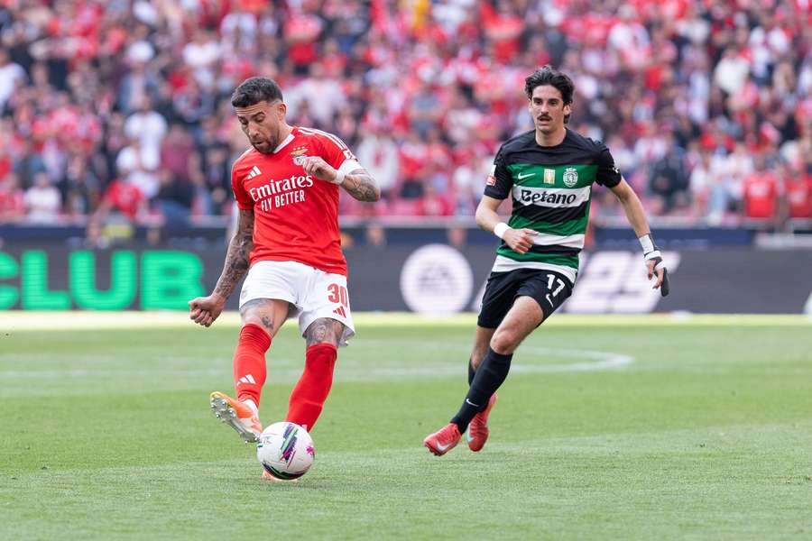 Otamendi perante Francisco Trincão no dérbi no Estádio da Luz