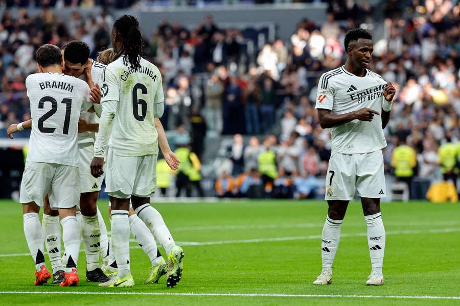 Real Madrid tenta não perder o líder Barcelona de vista