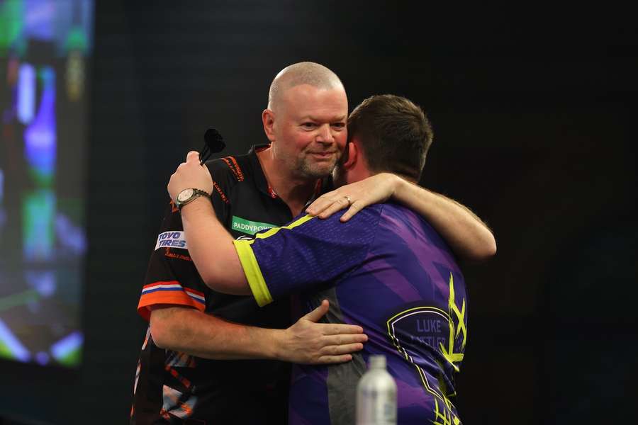 Raymond van Barneveld werd met 4-1 verslagen door youngster en debutant Luke Littler