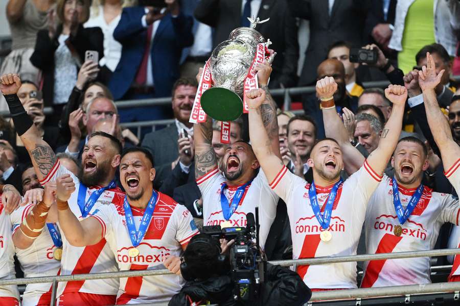  Elliot Minchella of Hull Kingston Rovers lifts the Betfred Challenge Cup trophy