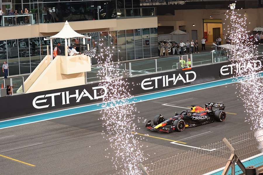 GP Abu Dhabi: Verstappen trionfa anche nell'epilogo di stagione, Leclerc secondo ma Ferrari terza tra i costruttori