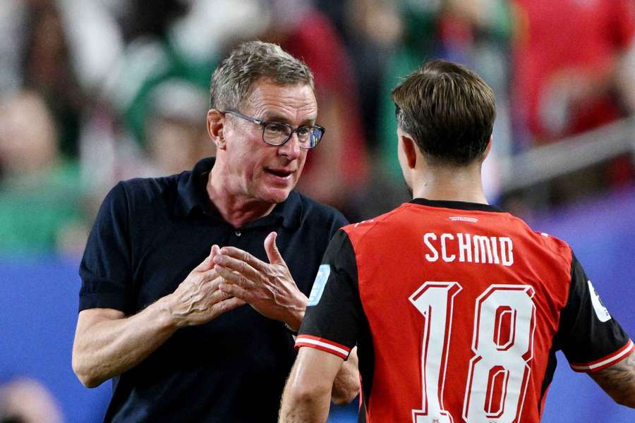 Rangnick dialoga con Schmid