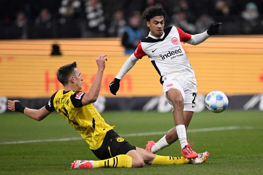 Una fase del match Eintracht-Dortmund