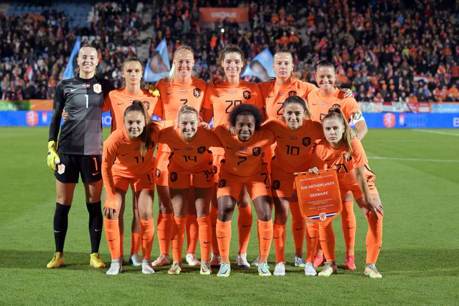 De speelsters van het Nederlands elftal beginnen als nummer 9 van de wereld aan het WK