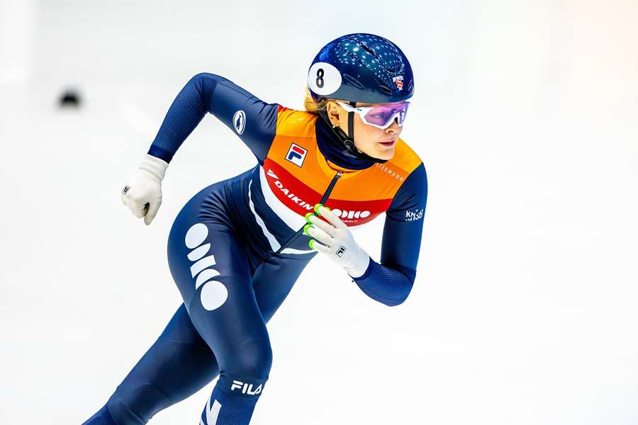 Xandra Velzeboer in actie tijdens de halve finale 1500m op de tweede dag van de EK shorttrack