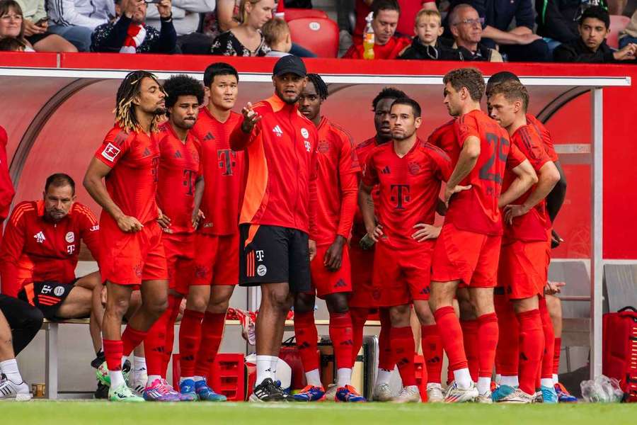 Trainer Kompany mit seinen Spielern beim Testspiel gegen Zürich.