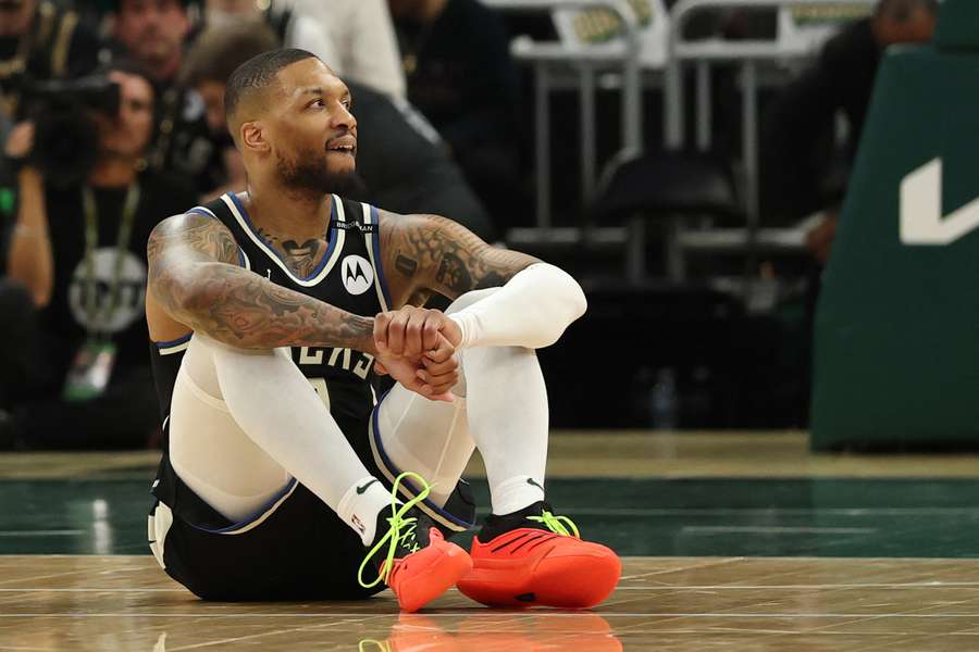 Damian Lillard, sentado con el rostro desencajado tras lesionarse