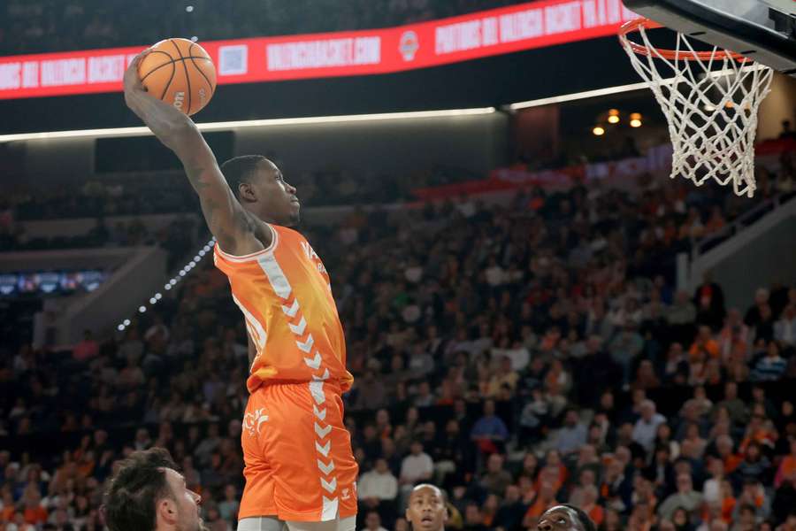 Omari Moore continuará una temporada más machacando aros de los rivales del Valencia Basket