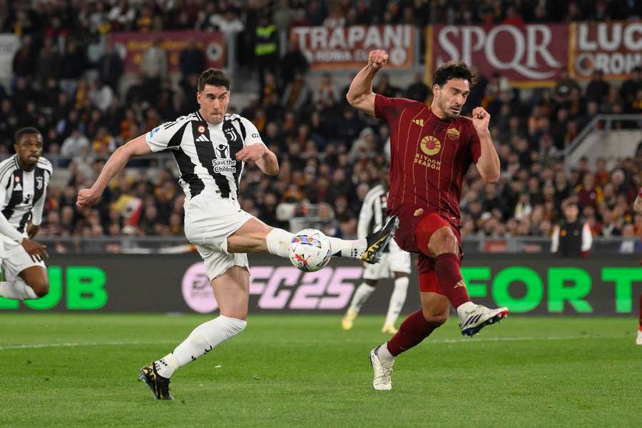 Hummels (r.) bremst Vlahovic im letzten Moment aus