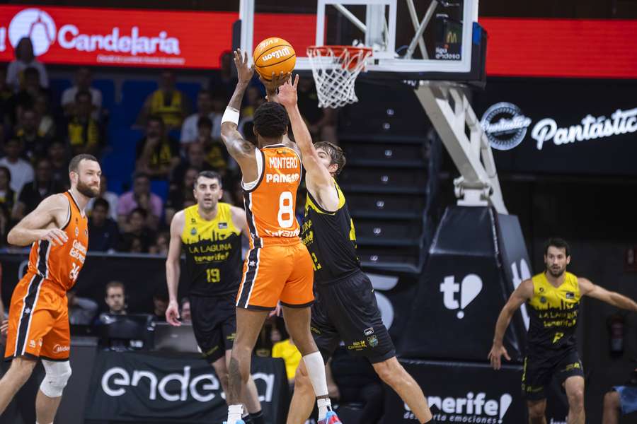 Jean Montero lanza a canasta durante el La Laguna Tenerife-Valencia Basket