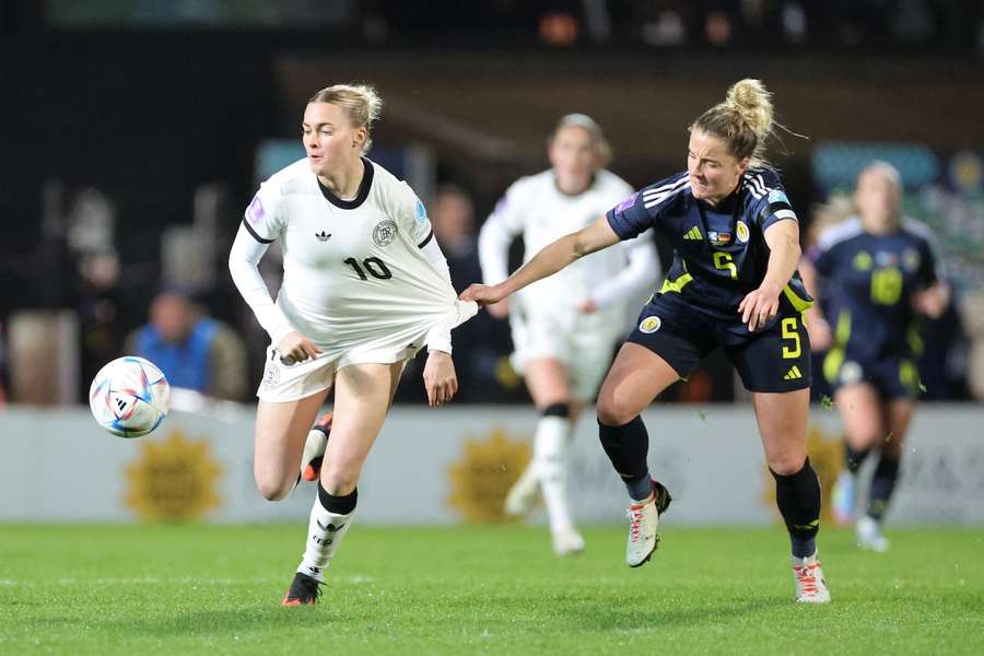 Spielmacherin Laura Freigang (l.) im Einsatz für die DFB-Frauen.