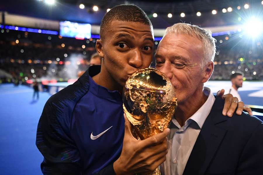 Mbappé e Deschamps vão em busca de repetir este gesto de 2018