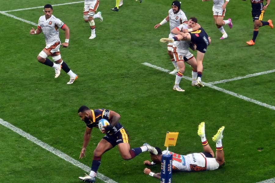 Jona Nareki of the Highlanders scores in Dunedin at the weekend.