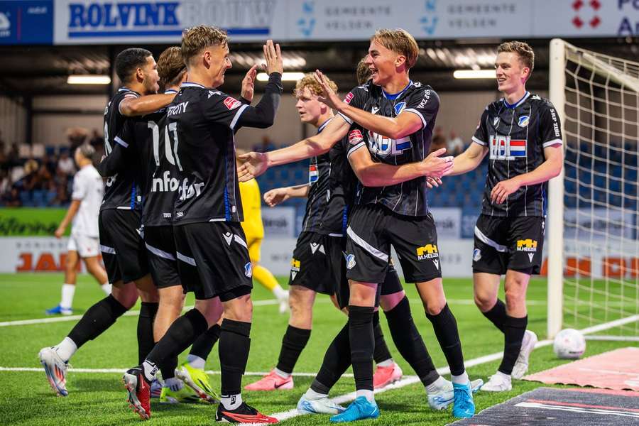 Hugo Deenen (2-R) viert de 0-2 met zijn teamgenoten