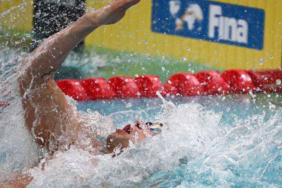 Schwimmer Ole Braunschweig auf der 50 m Rücken-Strecke.