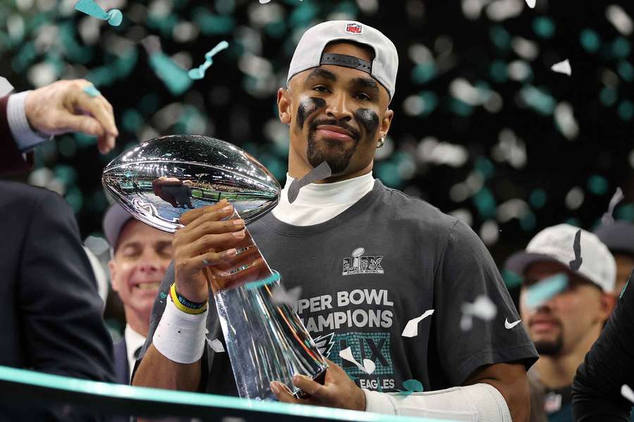 Jalen Hurts stemmt die Super Bowl-Trophäe in die Luft.