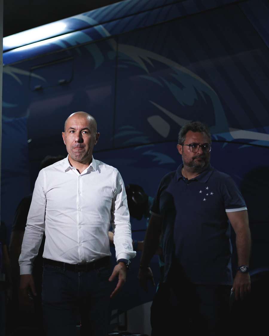 Alexandre Mattos ao lado do técnico Leonardo Jardim em chegada ao Mineirão